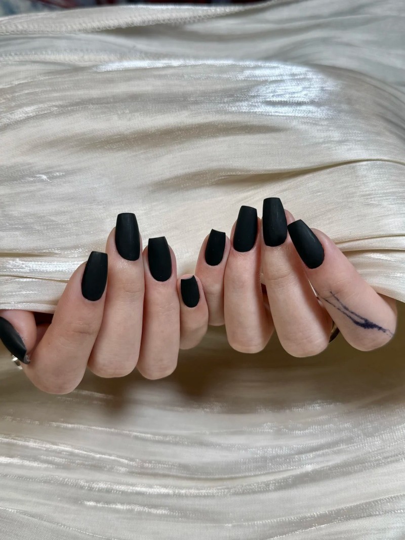 mẫu nail màu đen sang chảnh