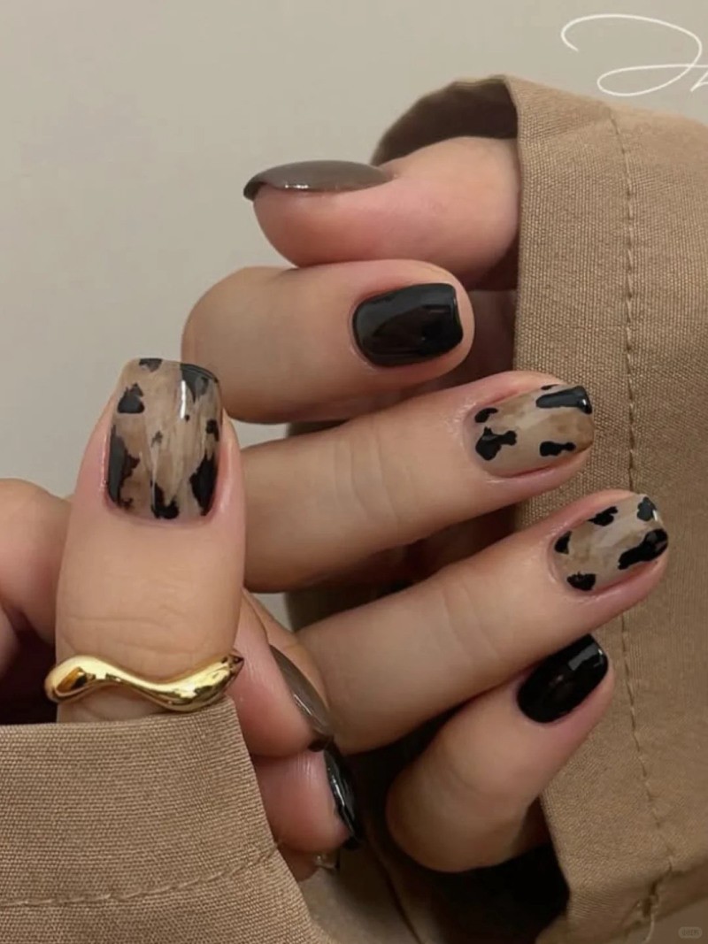 mẫu nail màu đen sang chảnh