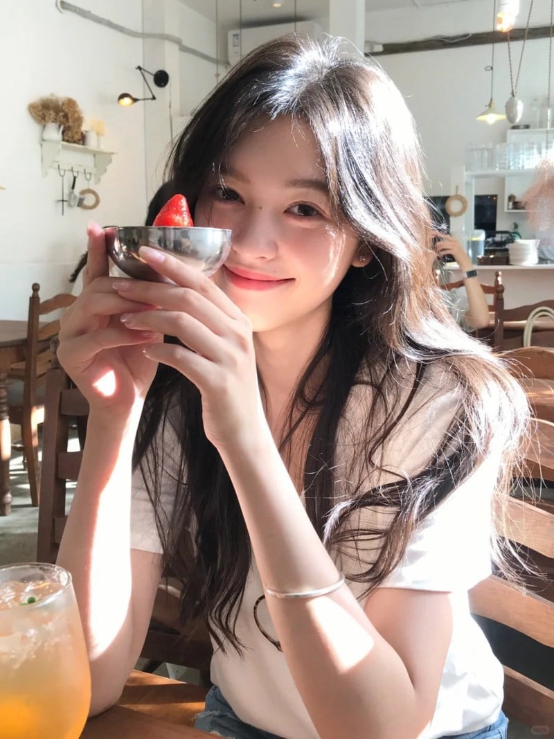 cách tạo dáng chụp ảnh ở quán cafe