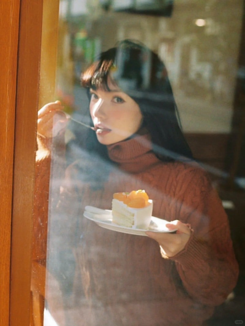 cách tạo dáng chụp ảnh ở quán cafe