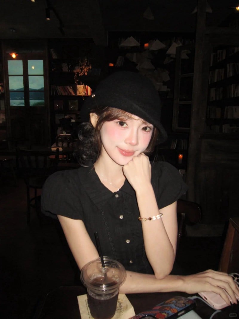 cách tạo dáng chụp ảnh ở quán cafe