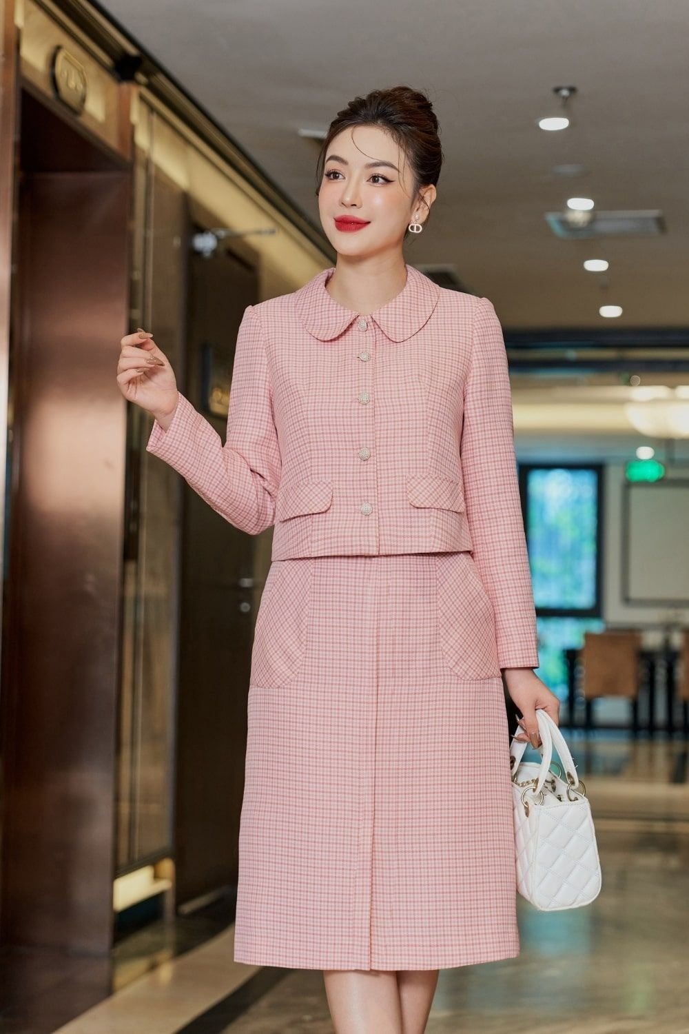 Set áo khoác cổ sen và chân váy dạ tweed caro hồng ngọt ngào