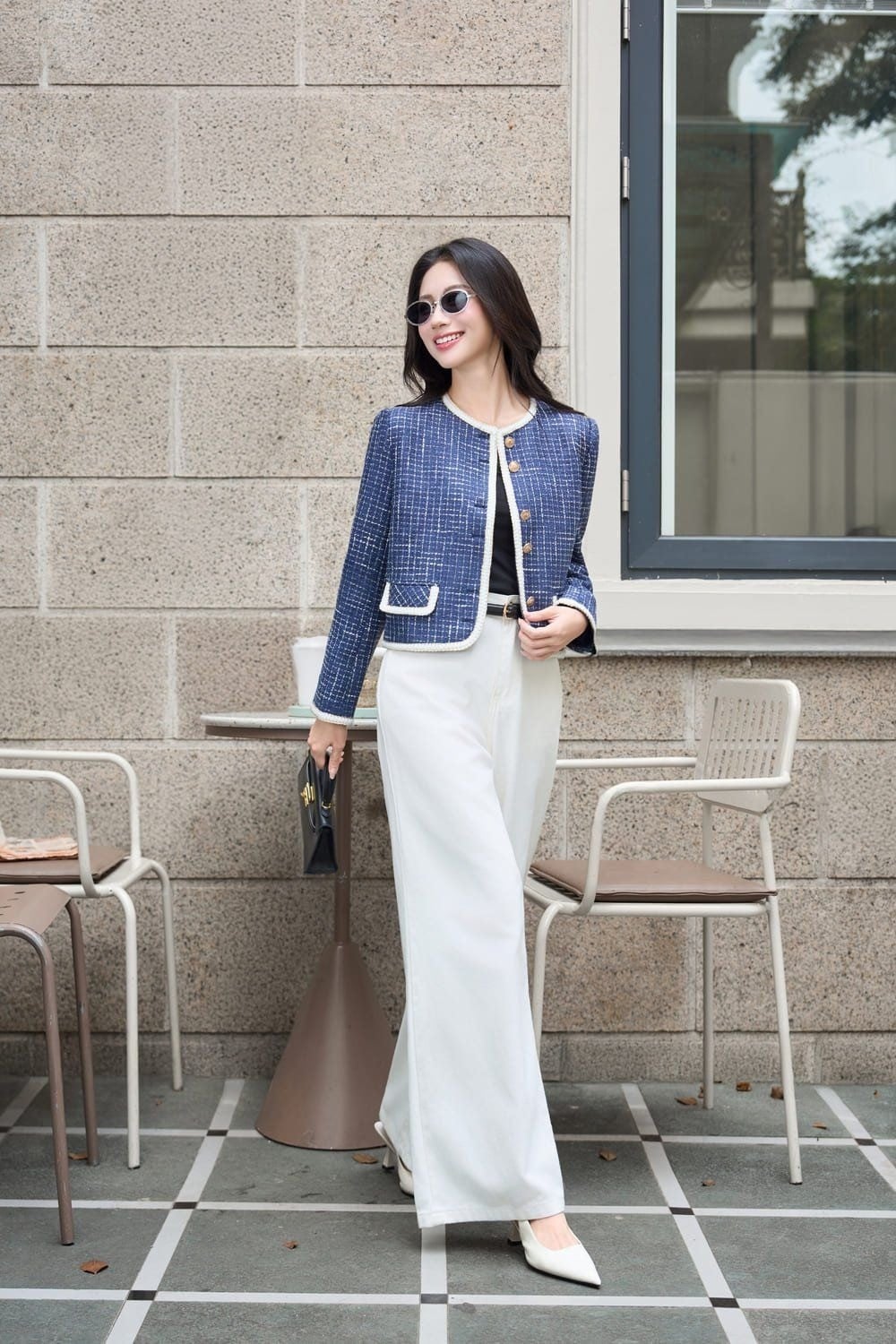 Áo khoác dạ tweed xanh dương viền trắng phối cùng quần ống rộng