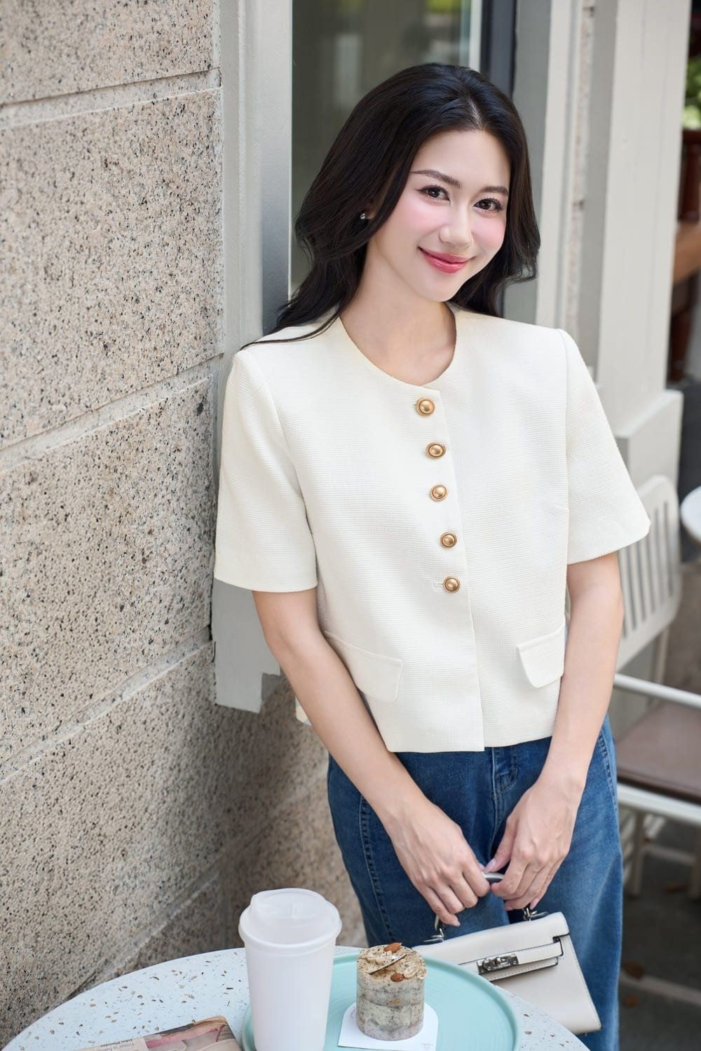 Áo khoác tweed cộc tay trắng kem phối năng động với quần jeans