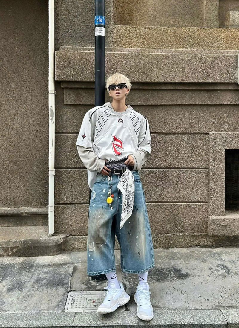 Áo hoodie thể thao trắng phối quần short jeans ống siêu rộng và khăn bandana