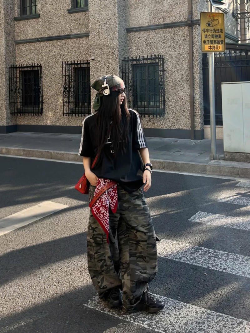 Áo thun đen dáng rộng phối quần túi hộp họa tiết rằn ri và khăn bandana đỏ