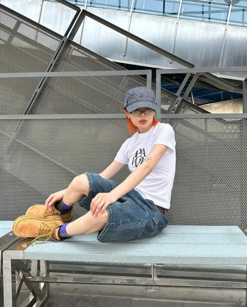 Áo thun trắng basic phối quần short jeans cùng boots vàng và mũ baker boy