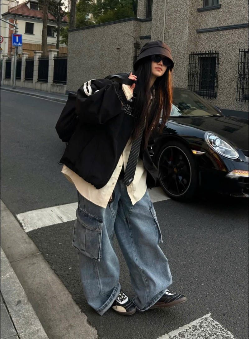 Áo khoác bomber đen layering sơ mi be cùng quần jeans túi hộp và cà vạt