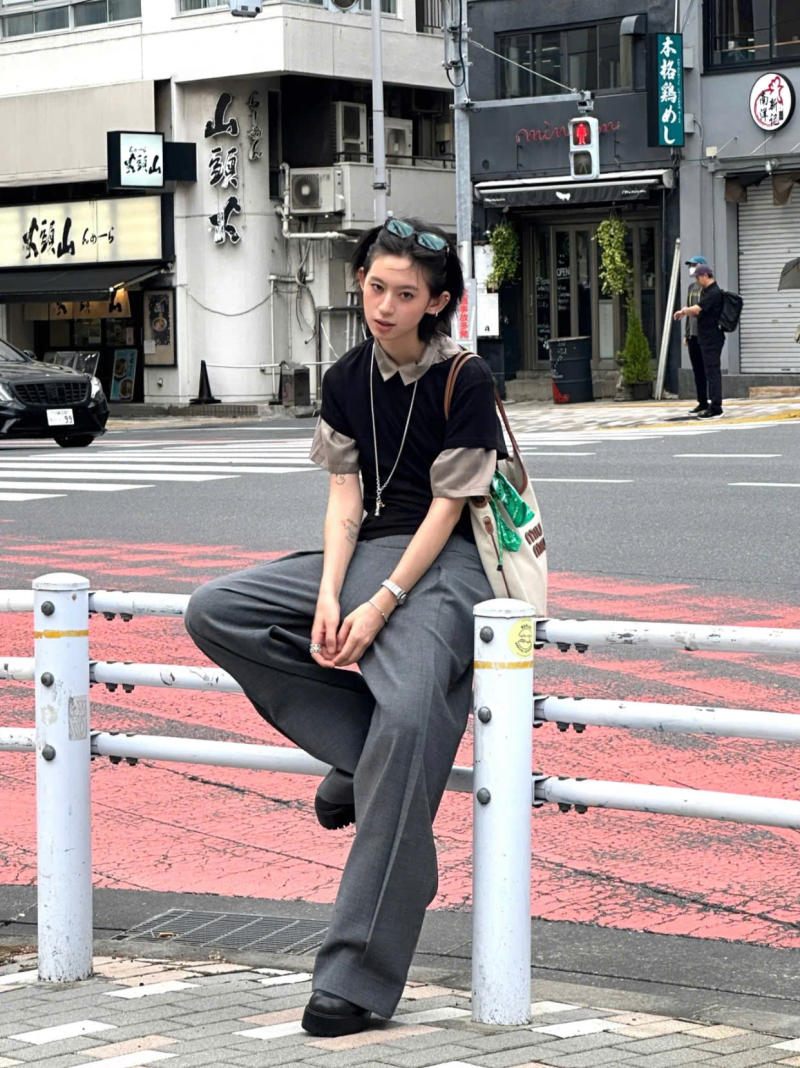 Áo polo đen layering áo thun be phối cùng quần tây xám ống rộng