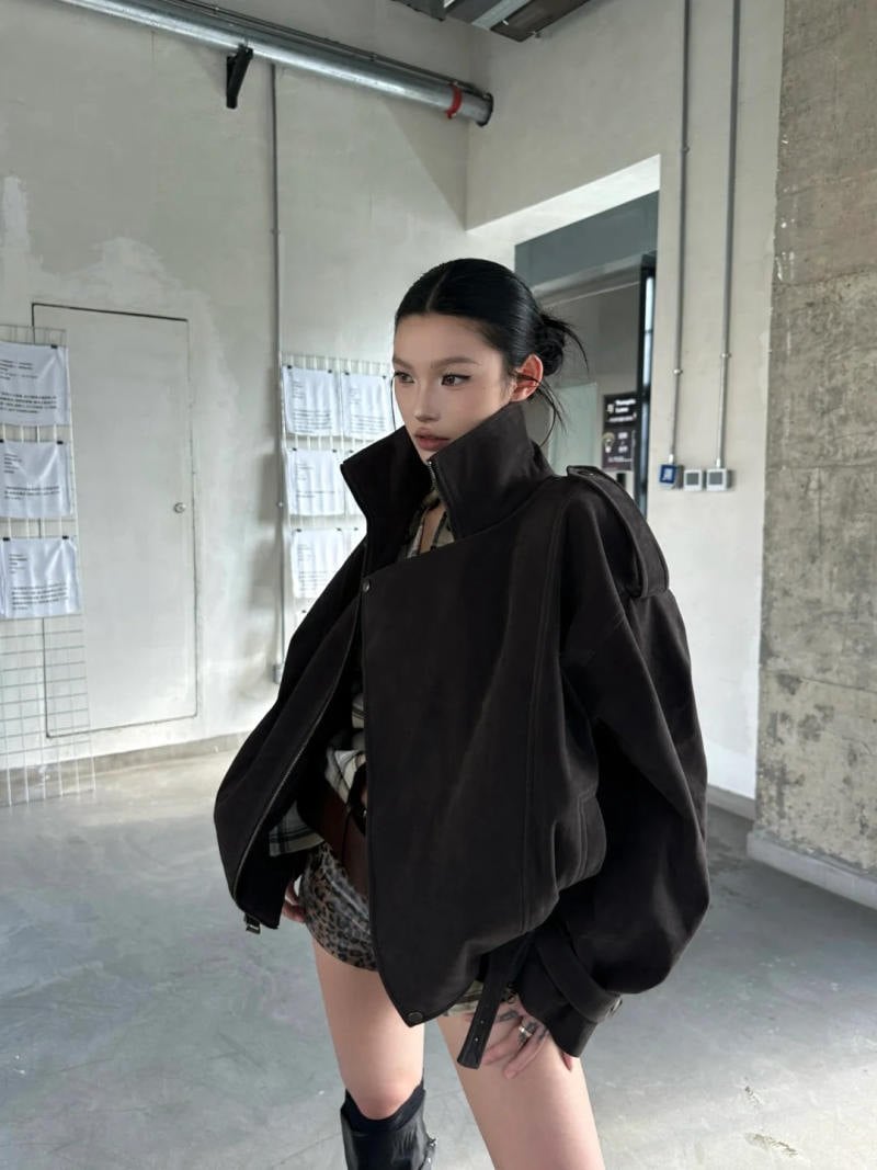 Áo khoác da lộn tối màu mix áo sơ mi kẻ và quần họa tiết da báo