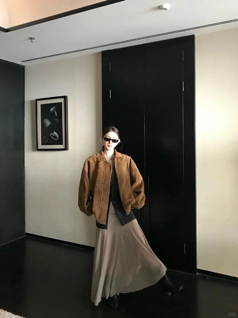 Áo khoác da lộn bomber mix layer cardigan và chân váy lụa dài