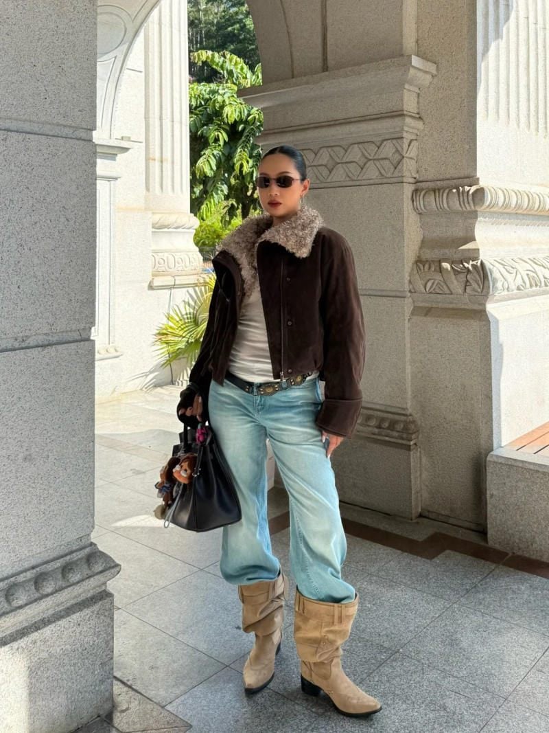 Áo khoác da lộn dáng ngắn mix áo body trắng và quần jeans sáng màu