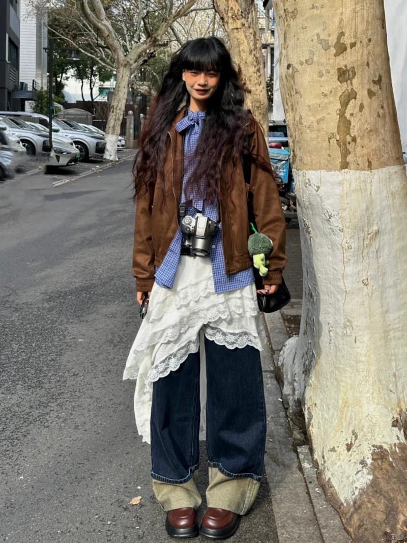 Áo khoác da lộn mix áo sơ mi kẻ caro và chân váy ren tầng