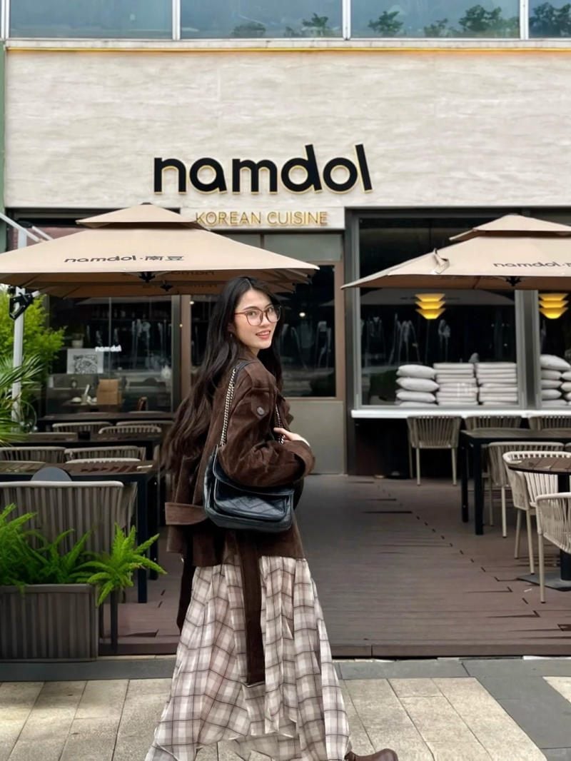 Áo khoác da lộn có đai mix chân váy dài kẻ ô (plaid)