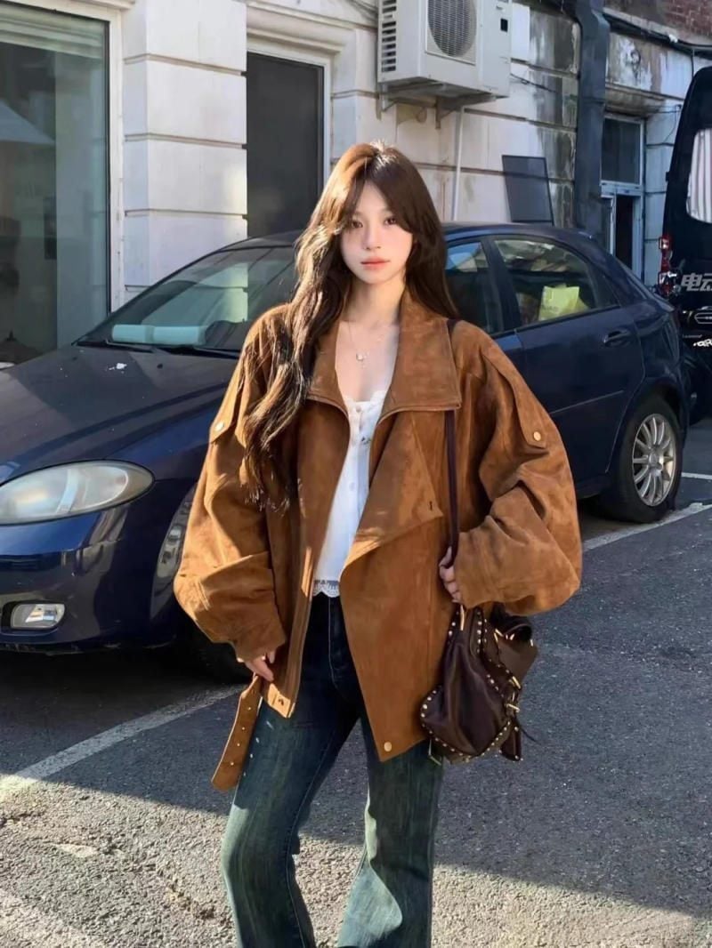 Áo khoác da lộn oversize mix áo hai dây ren và quần jeans tối màu