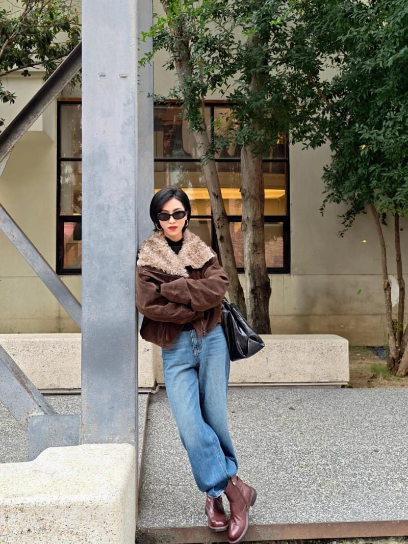 Áo khoác da lộn cổ lông mix áo thun đen và quần jeans xanh