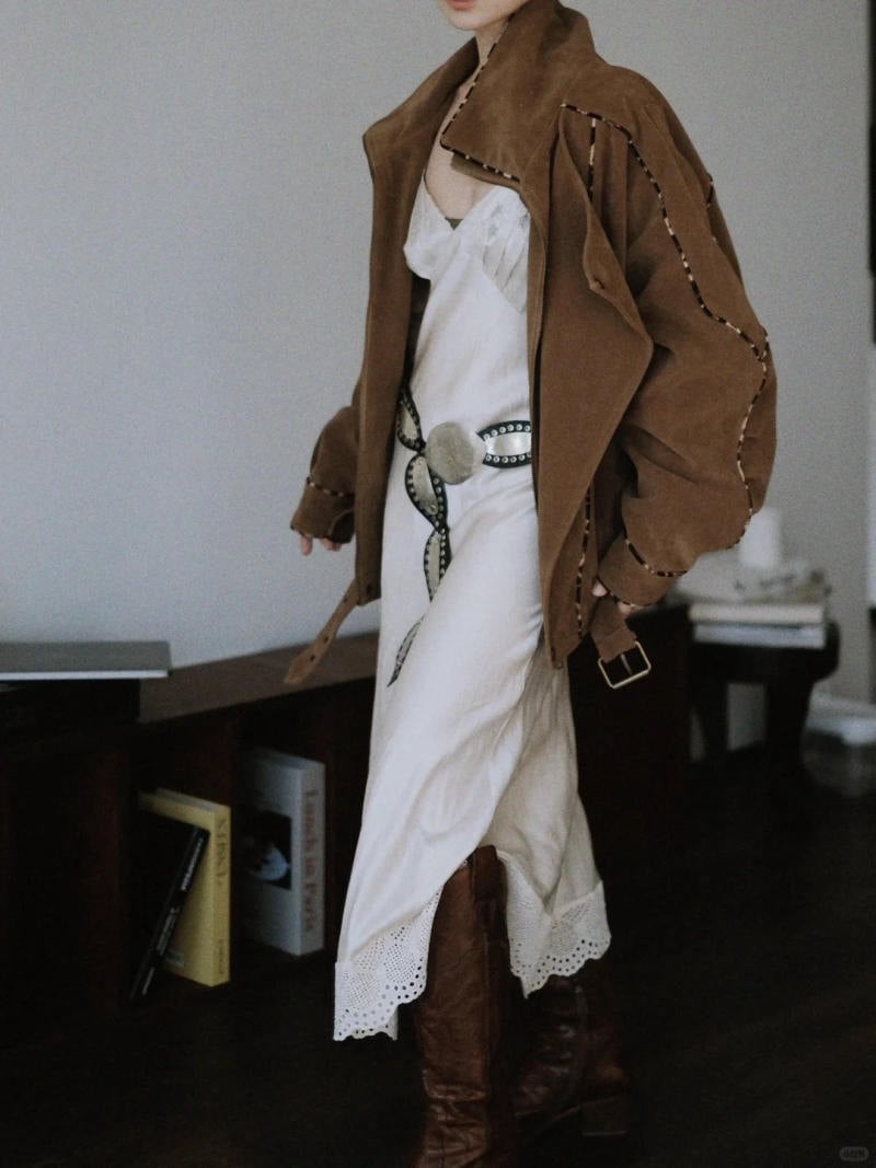 Áo khoác da lộn mix váy lụa hai dây (Slip dress) và thắt lưng to bản