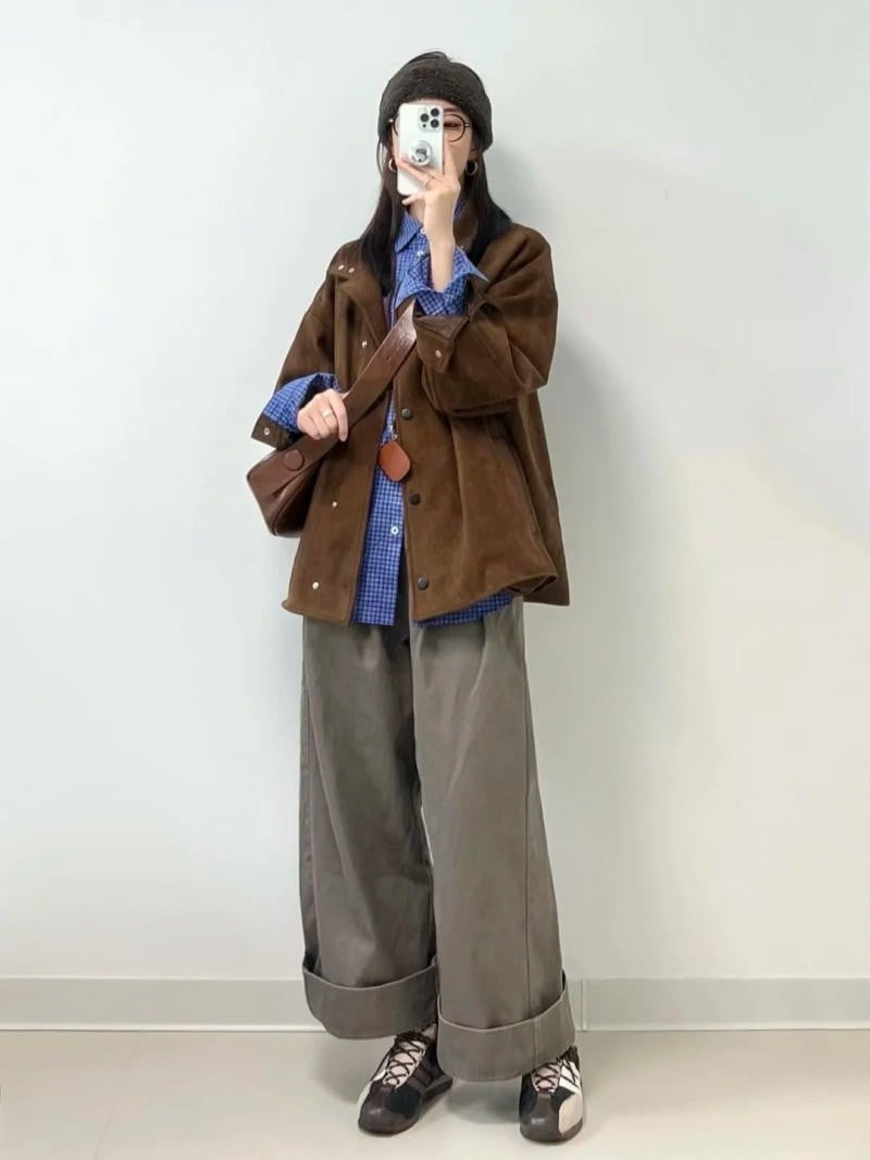 Áo sơ mi da lộn mix sơ mi kẻ xanh và quần kaki ống rộng