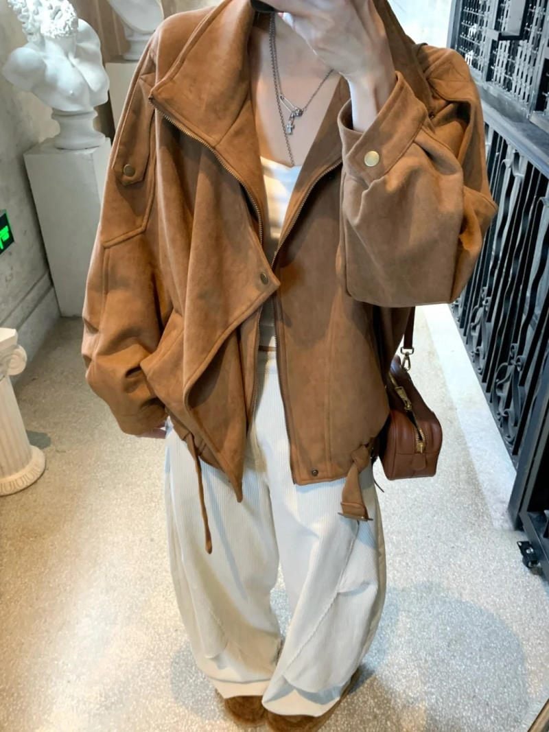 Áo khoác da lộn mix áo trắng và quần nhung trắng ống rộng