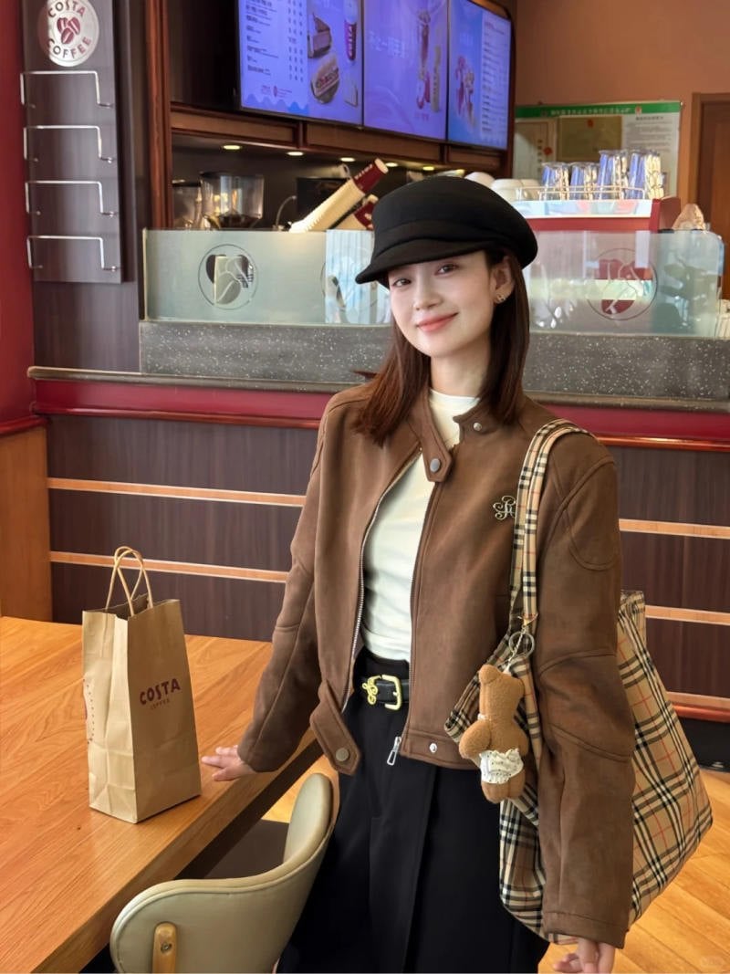 Áo khoác da lộn dáng bóng chày mix quần tây đen và túi tote