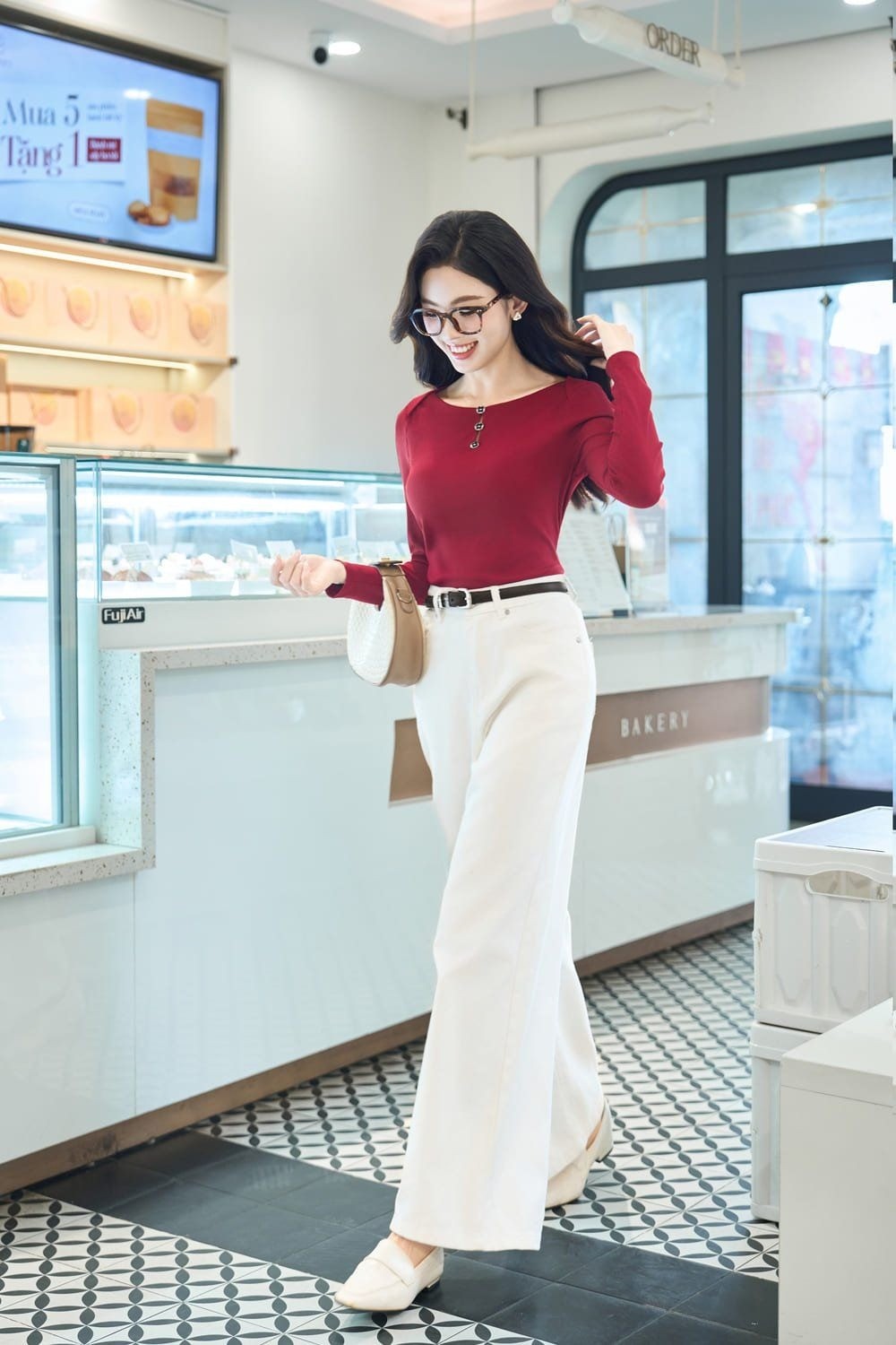 Áo thun dài tay màu đỏ đô phối quần ống rộng trắng phong cách công sở hiện đại