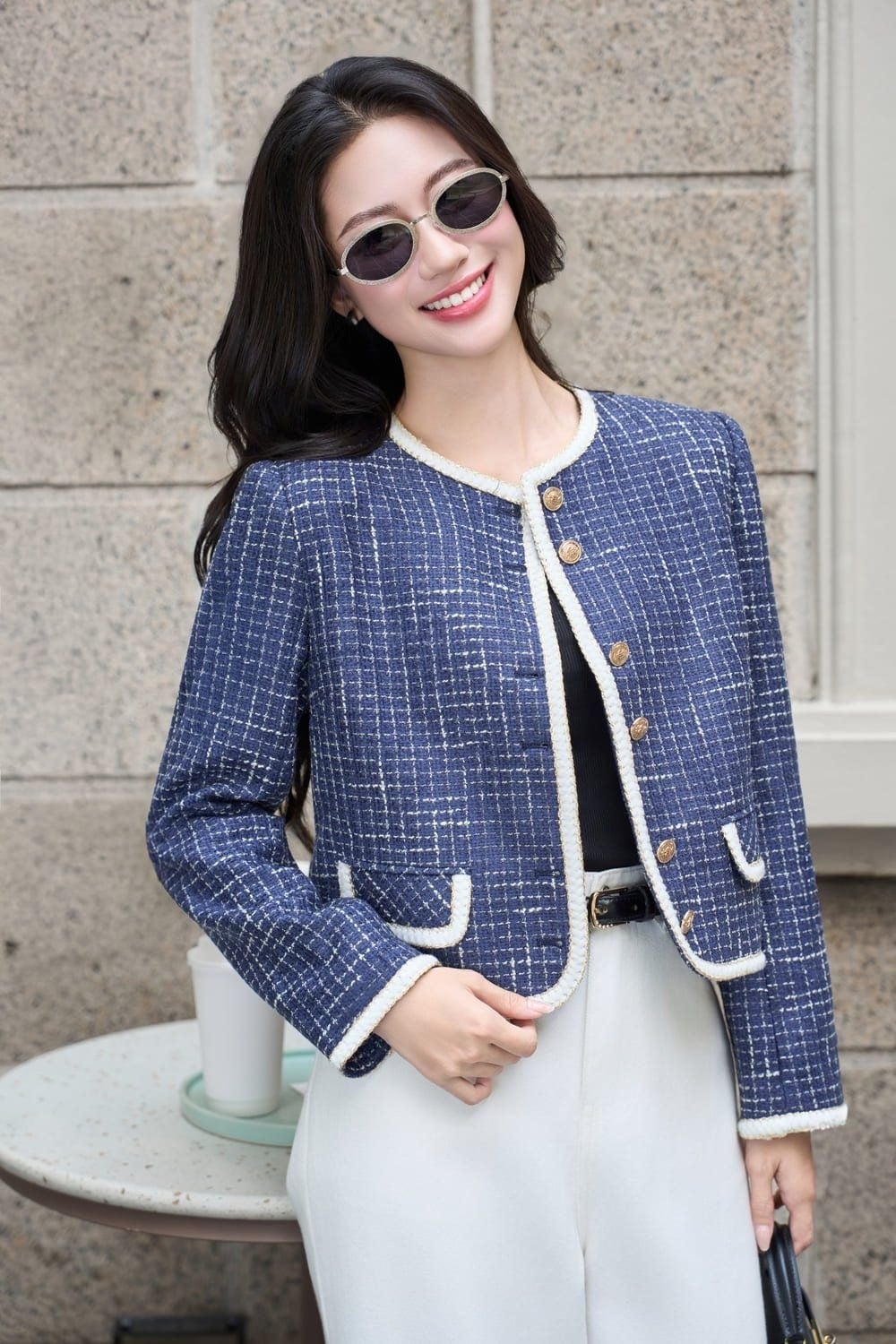 Áo khoác tweed xanh cổ tròn phối quần trắng theo style tiểu thư sang chảnh