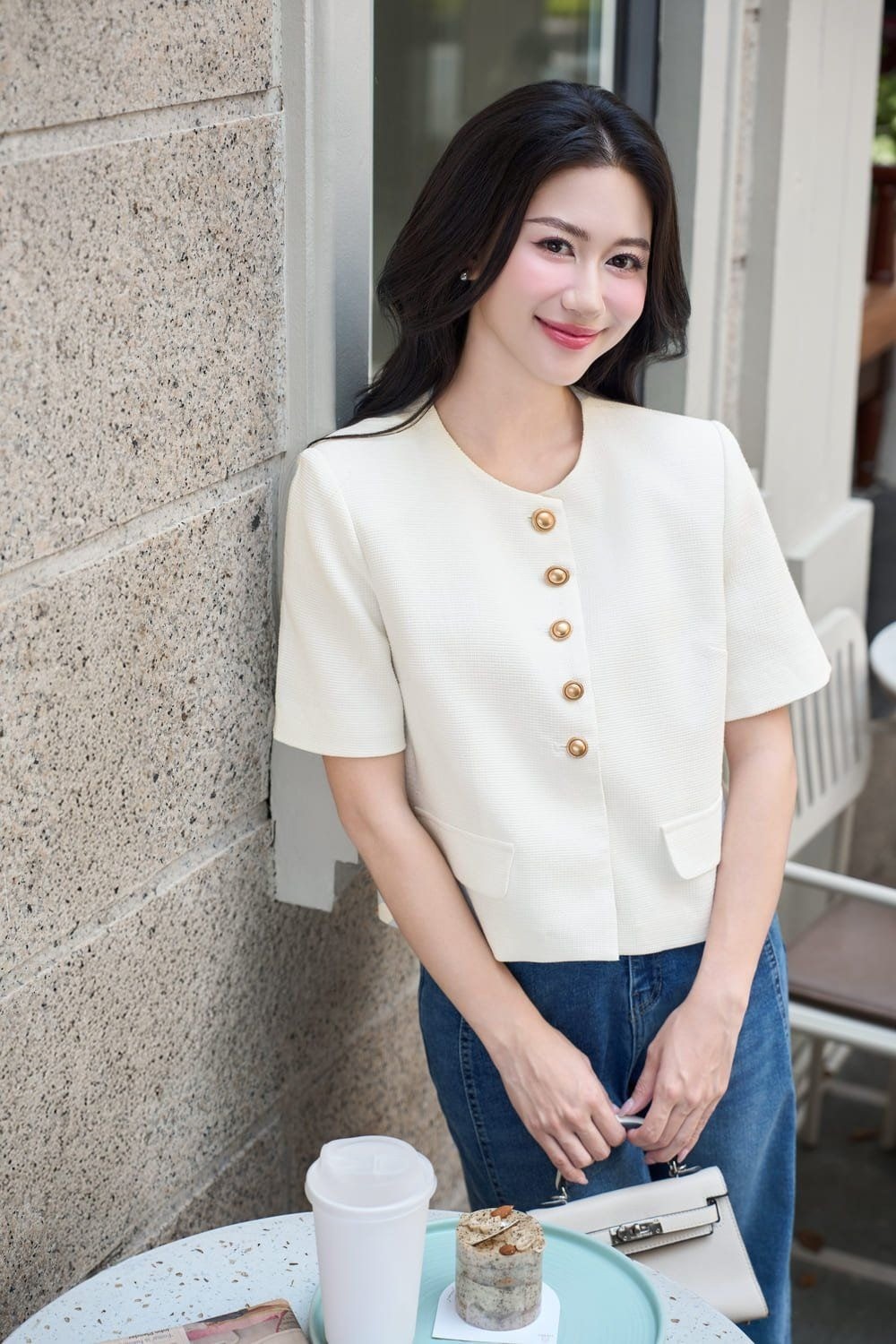 Áo khoác tweed trắng cộc tay phối quần jeans năng động