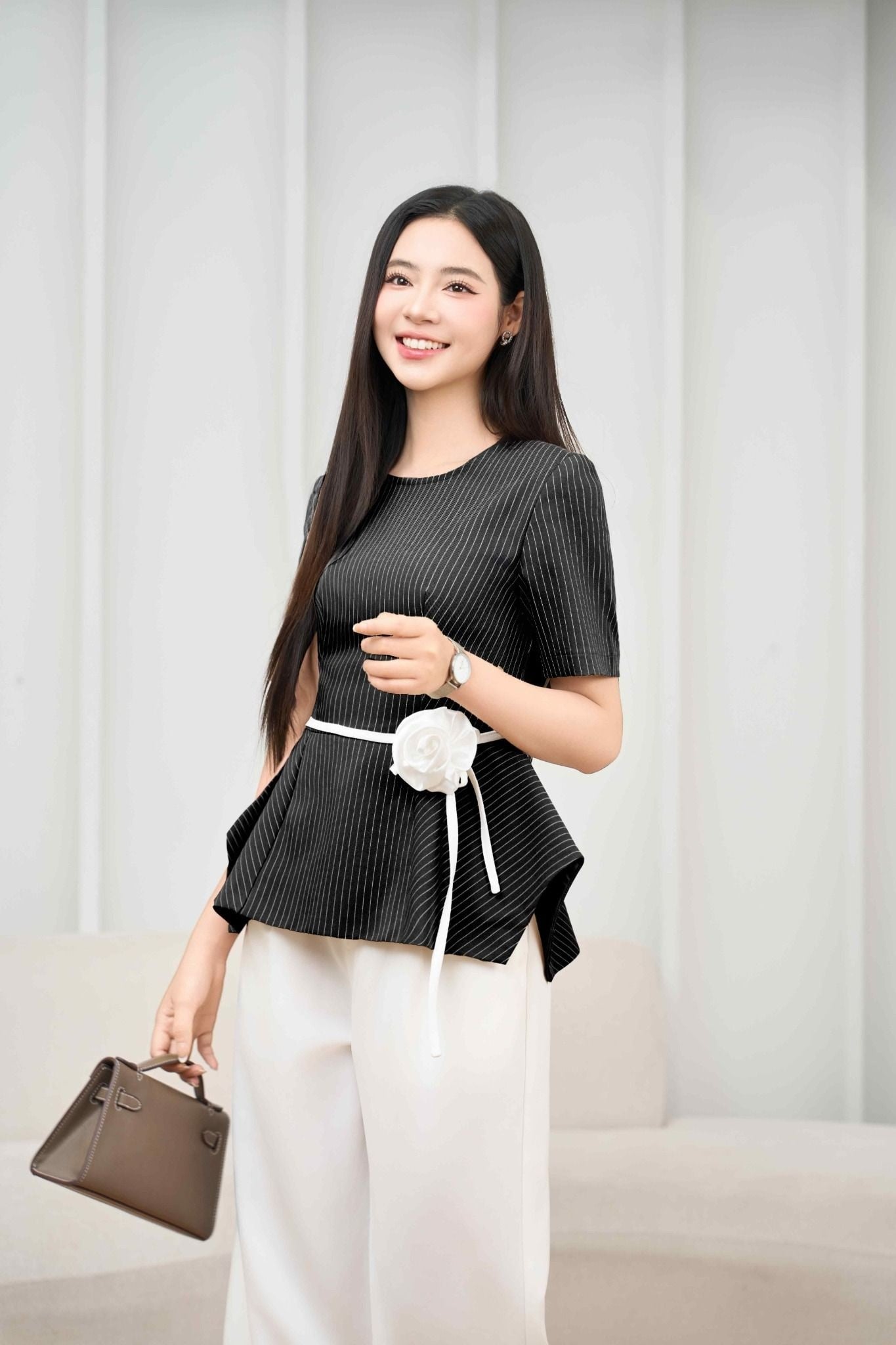 Áo peplum kẻ sọc đen phối quần trắng thanh lịch
