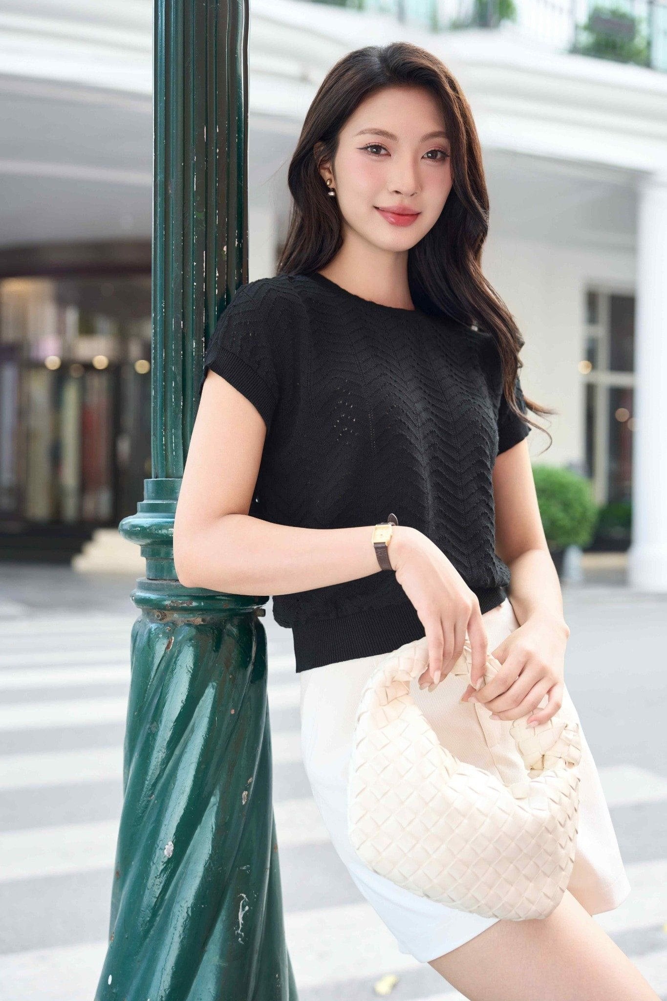 Áo len dệt kim đen phối quần short/chân váy trắng basic