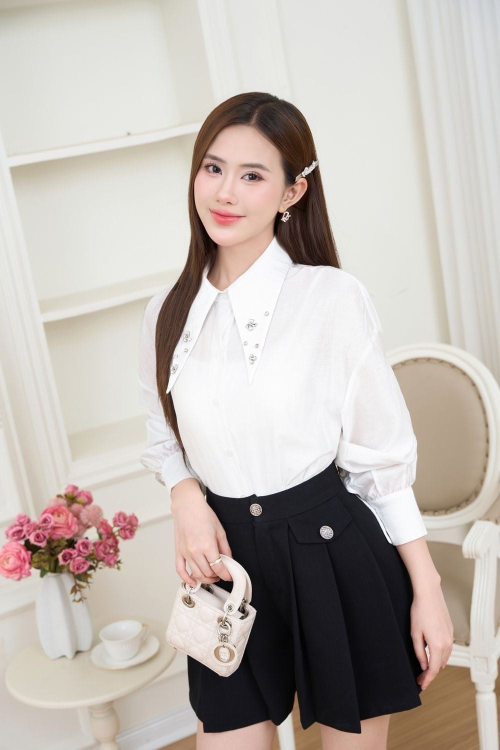 Sơ mi trắng cổ đính đá phối quần short đen kiểu preppy