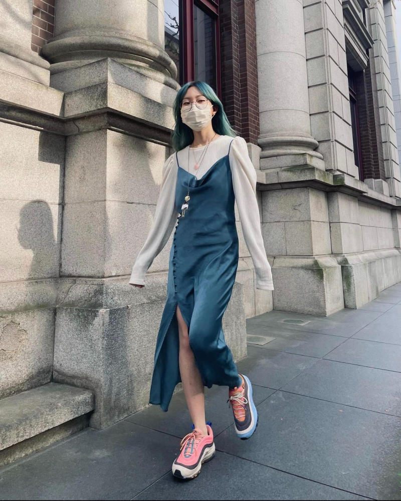 Casual Chic Khi Xuống Phố Cùng Sneakers