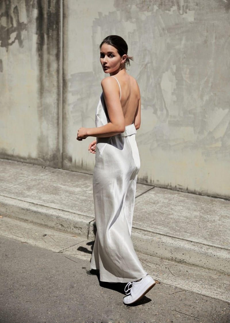 Casual Chic Khi Xuống Phố Cùng Sneakers