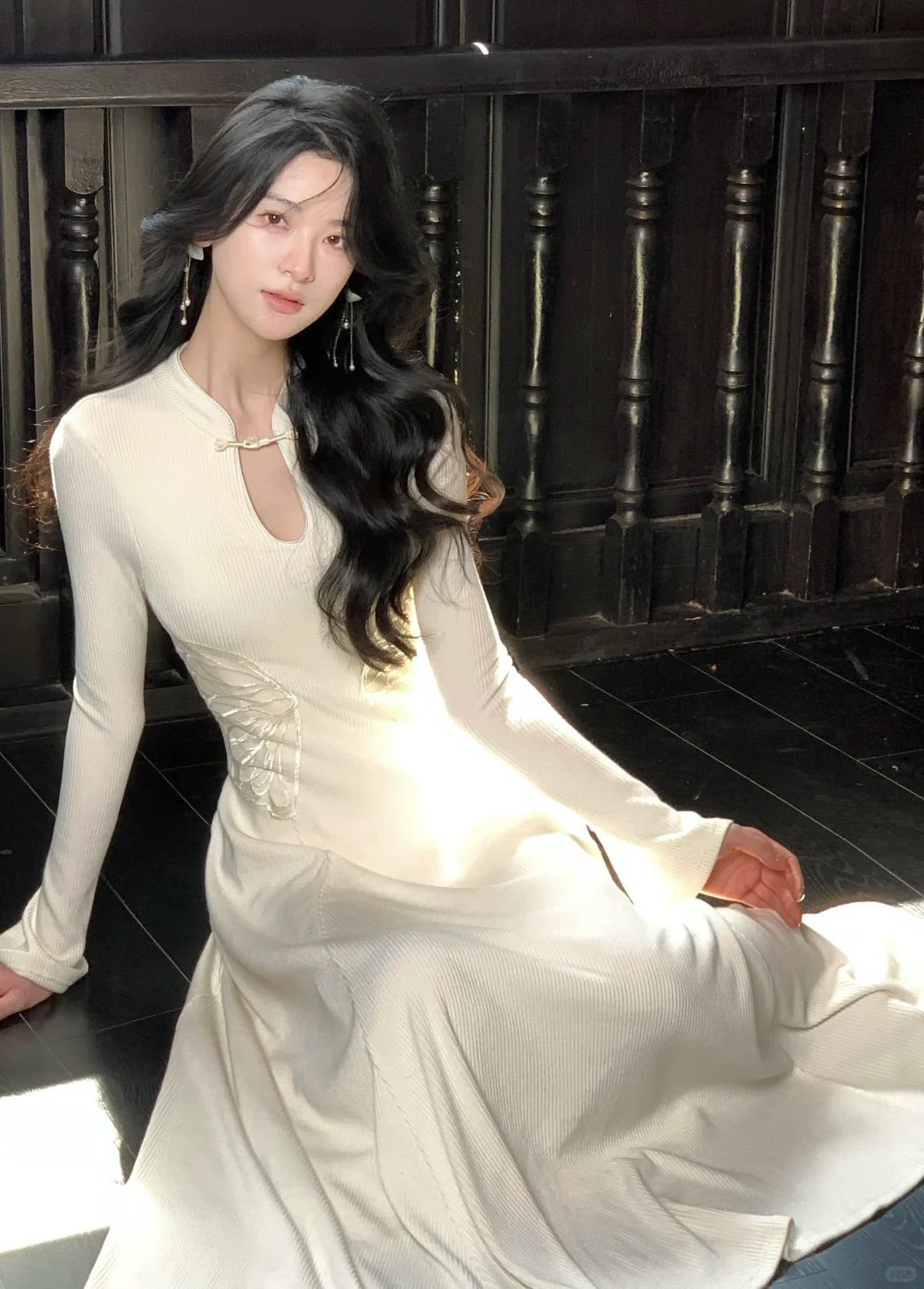 Sườn xám len tăm dài tay thêu bướm