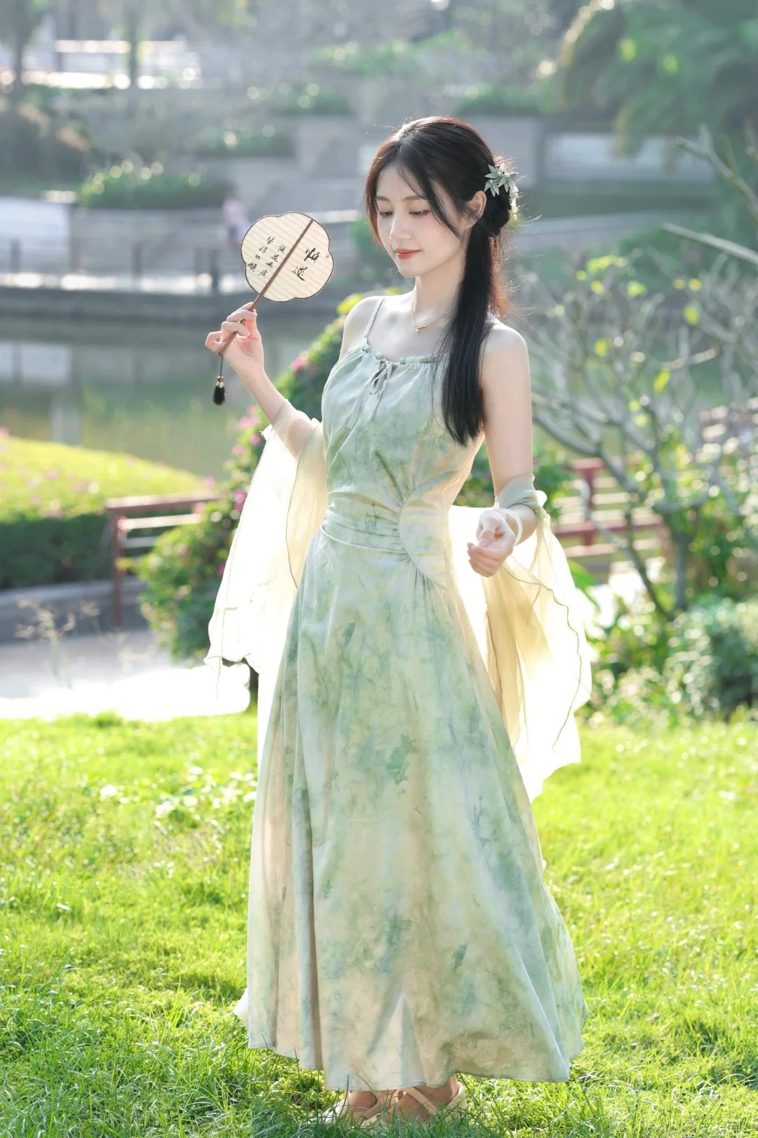 Sườn xám cách tân dáng xòe màu xanh vân mây