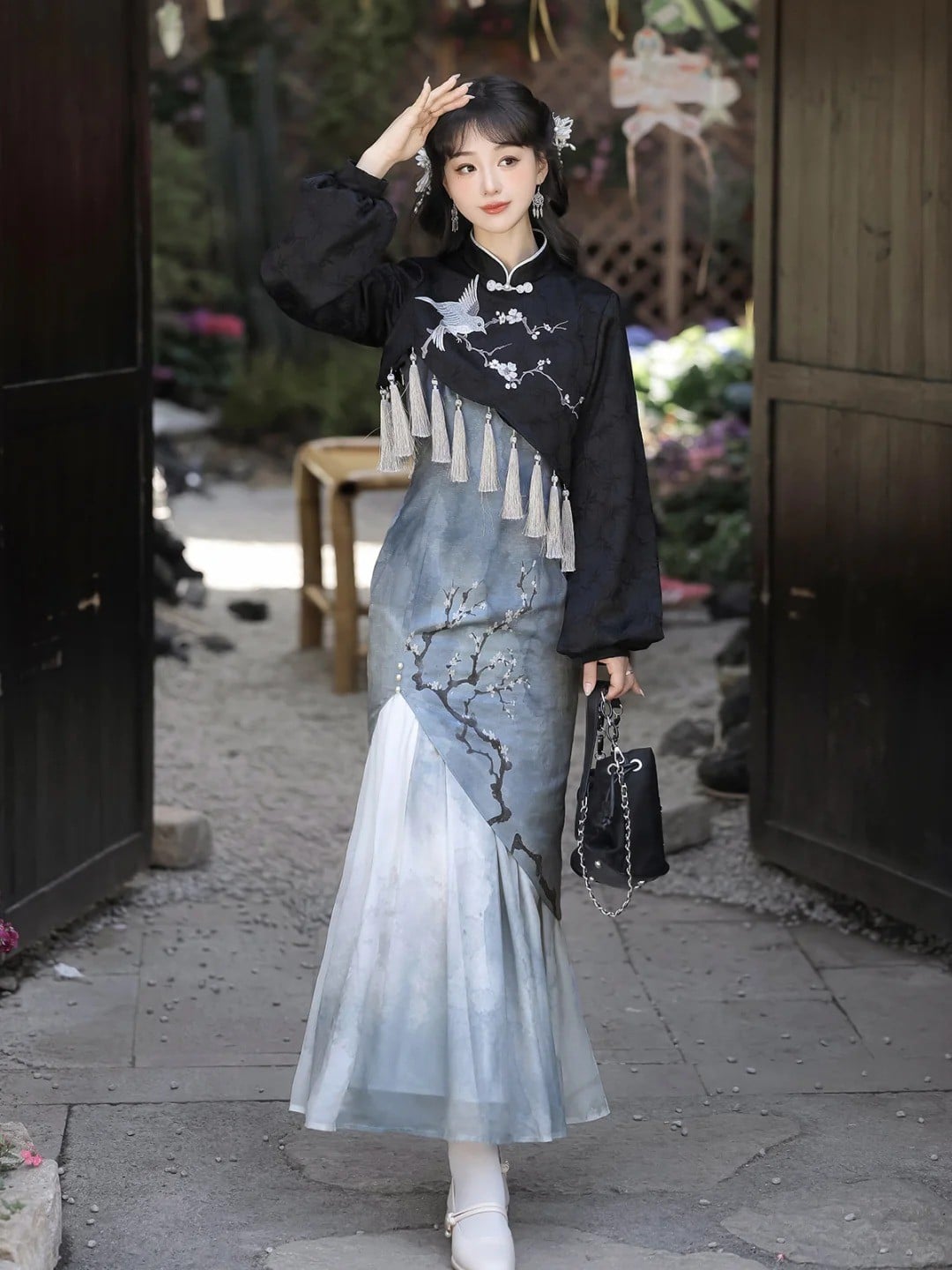 Sườn xám cách tân phối áo khoác lửng tua rua