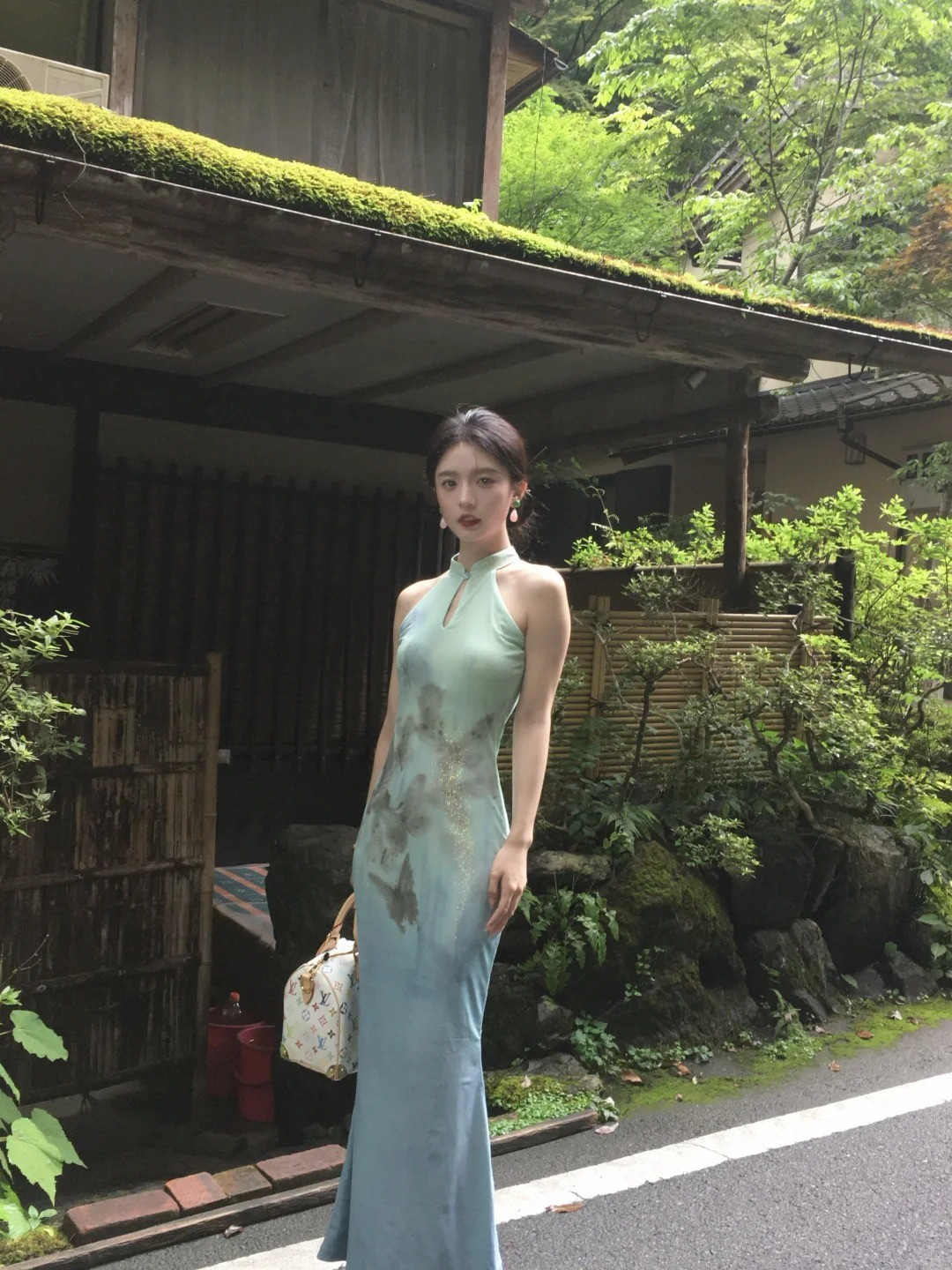 Sườn xám cổ yếm màu xanh ngọc loang màu