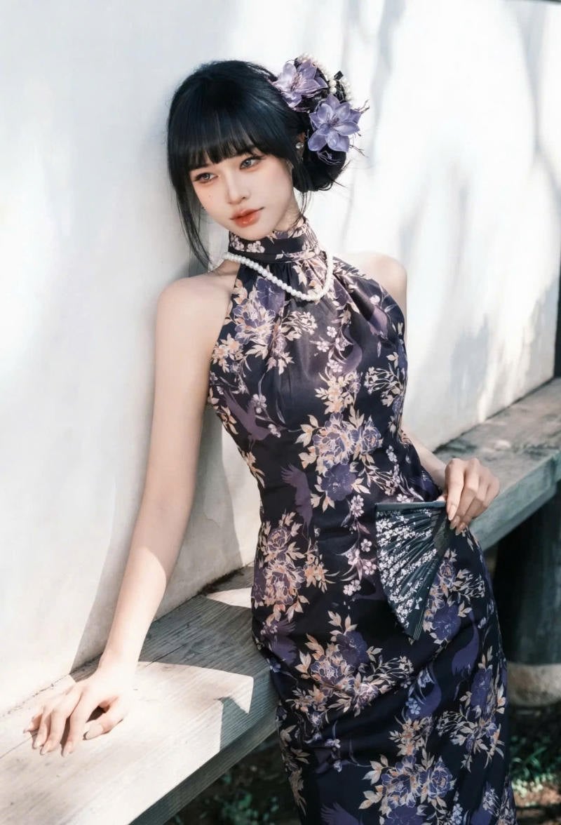 Sườn xám yếm màu tím than họa tiết hoa lá