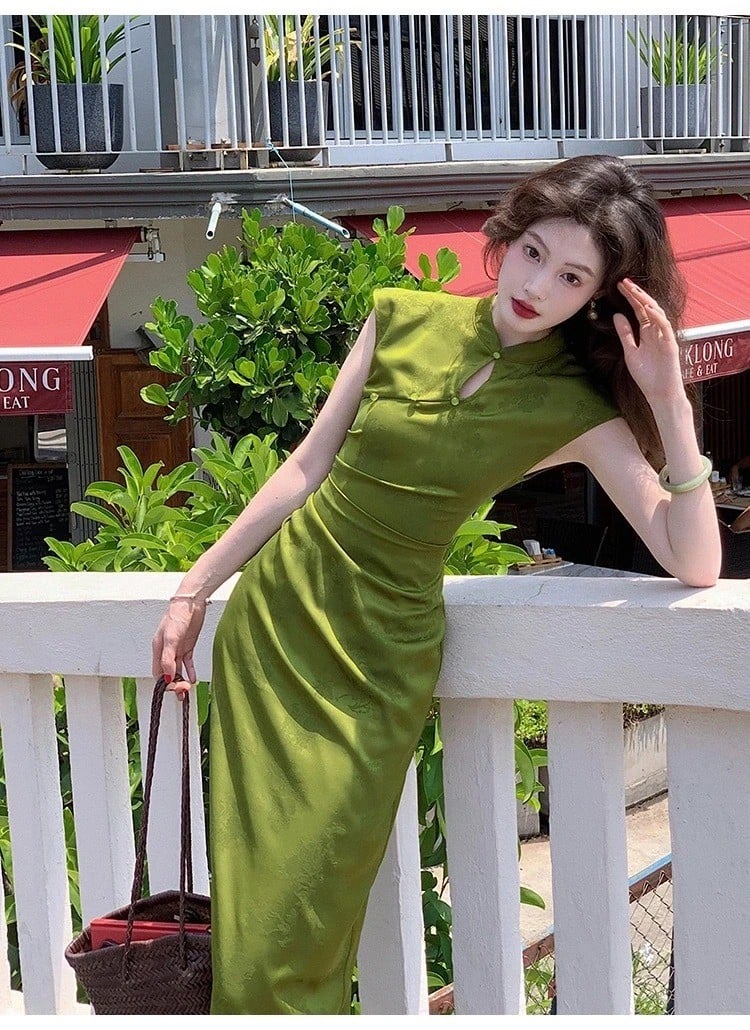 Sườn xám tay lỡ thêu hoa tà váy voan xòe