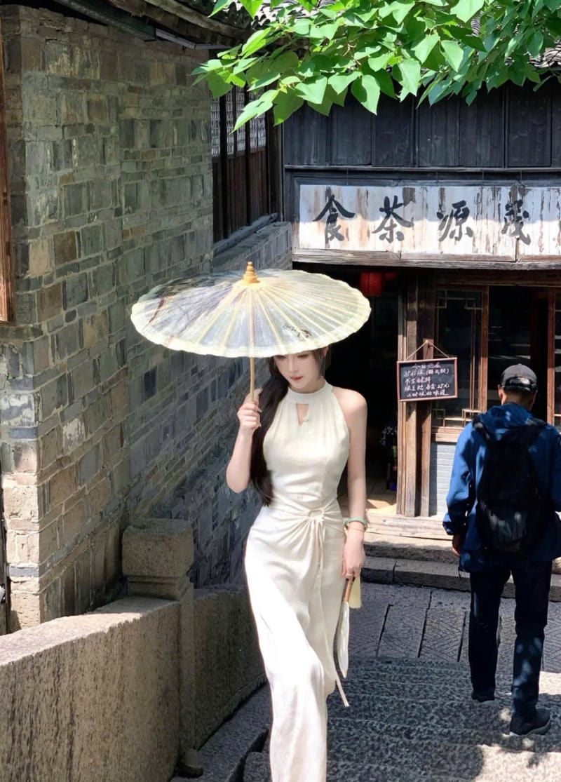 Sườn xám sát nách màu trắng ngà chiết eo cách điệu