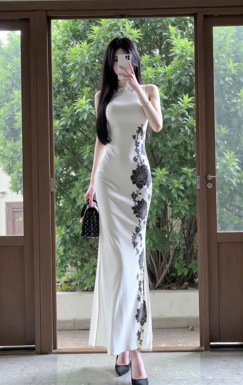 Sườn xám sát nách màu trắng họa tiết hoa đen dọc thân