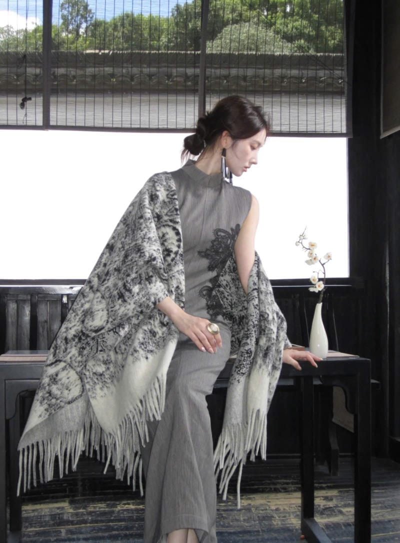 Sườn xám không tay màu xám thêu họa tiết cổ điển