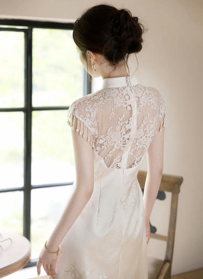 Sườn xám hở lưng phối ren màu trắng kem