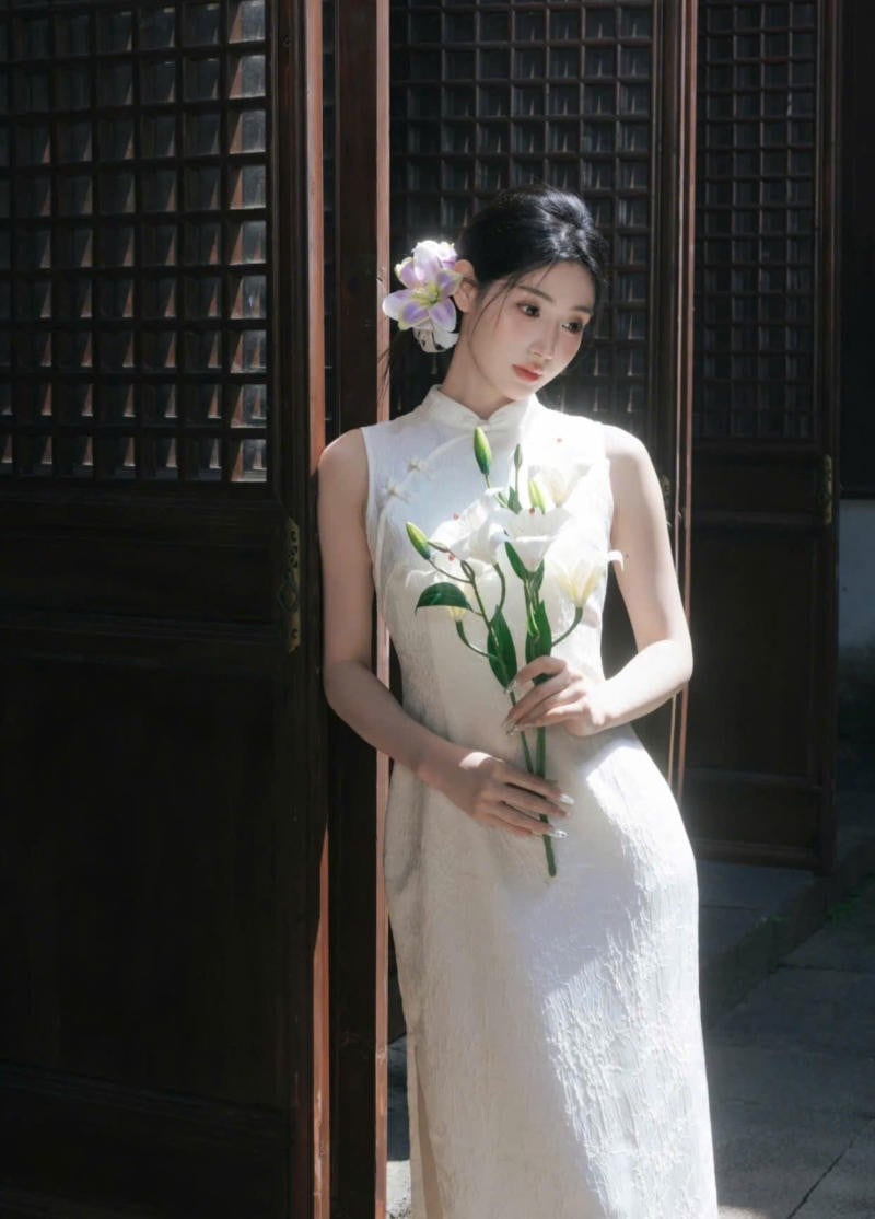 Sườn xám sát nách màu trắng tinh khôi vải dập vân