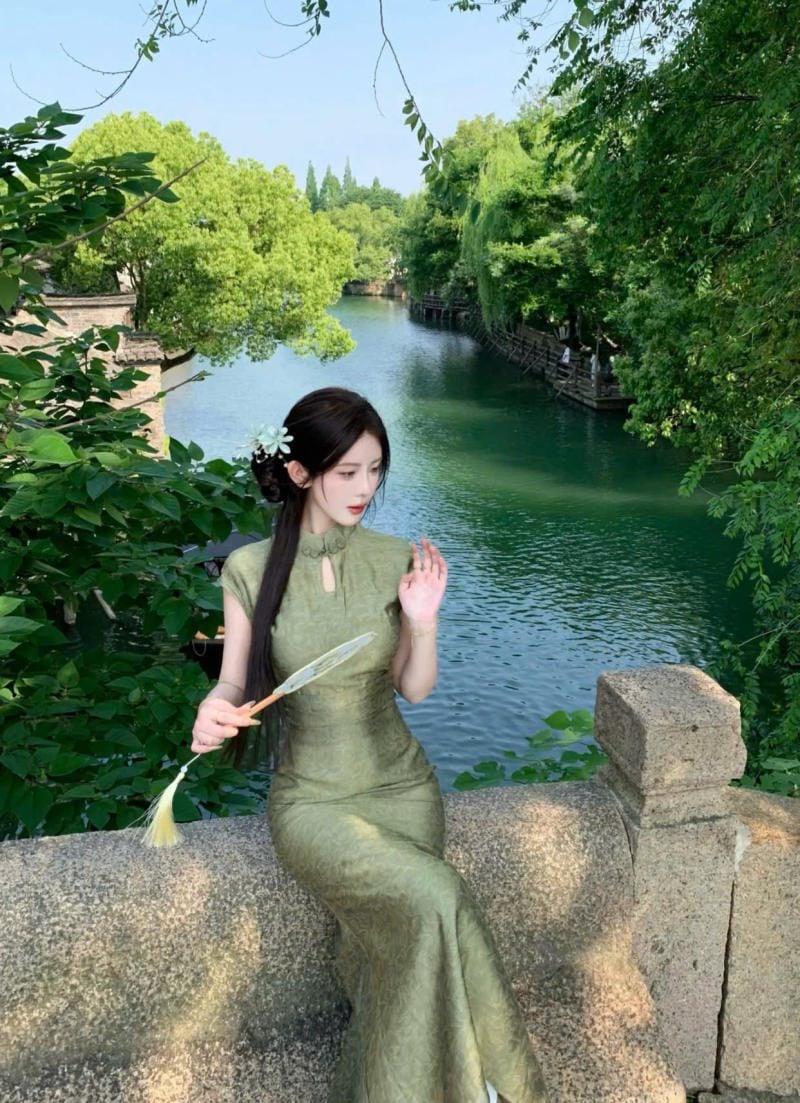 Sườn xám tay ngắn cổ giọt lệ màu xanh rêu chất liệu gấm