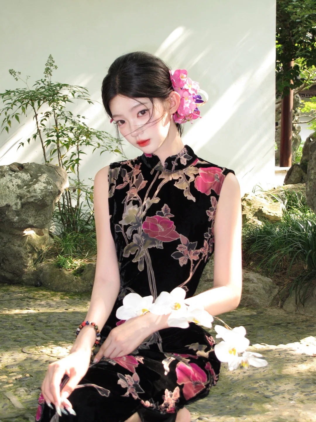 Sườn xám cách tân tay bồng ren