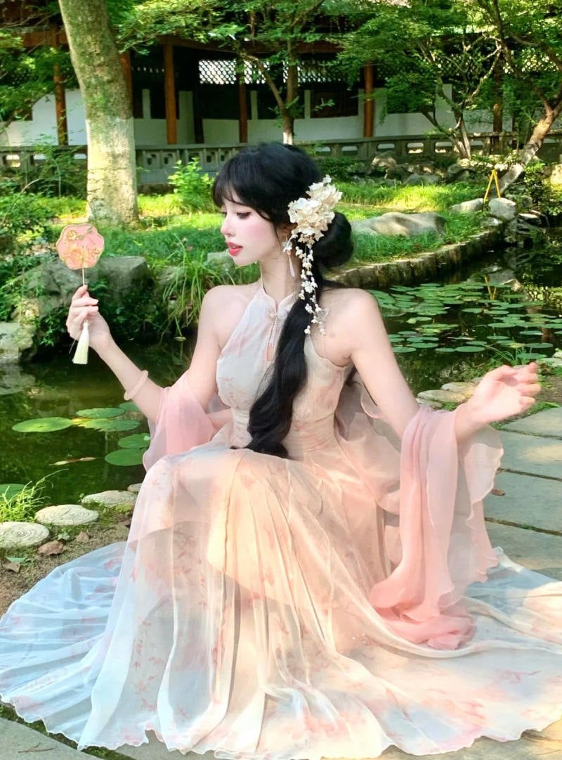 Sườn xám yếm cách điệu màu hồng đào họa tiết loang