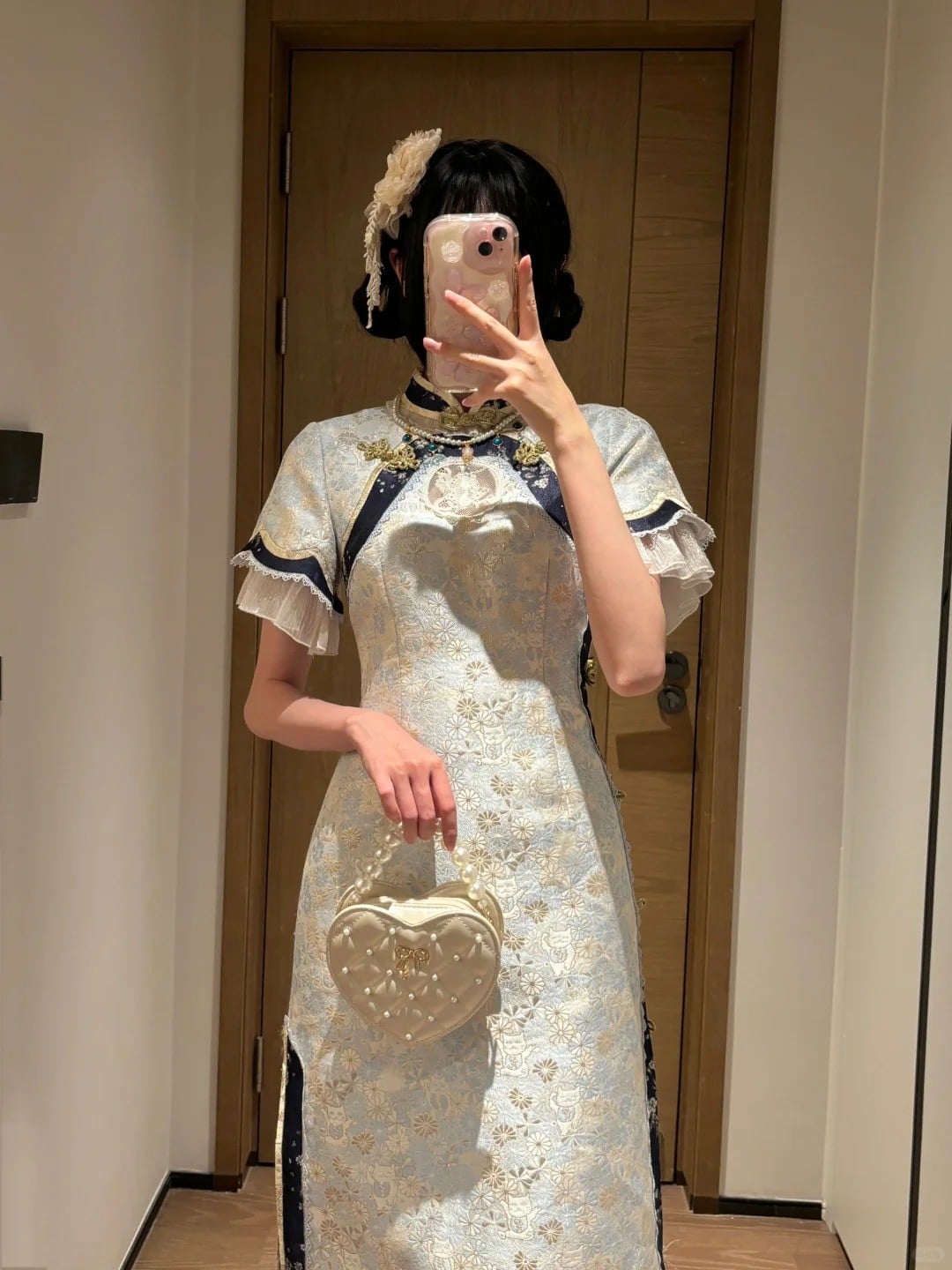 Sườn xám cách tân tay bồng ren