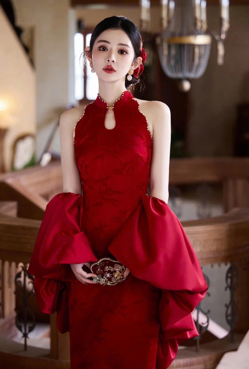 Sườn xám cổ yếm tay bồng rời màu đỏ lộng lẫy