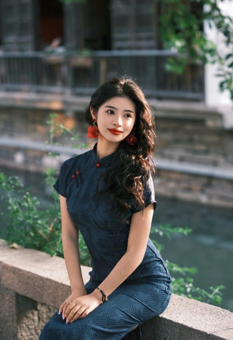 Sườn xám tay ngắn màu xanh đen họa tiết hình học