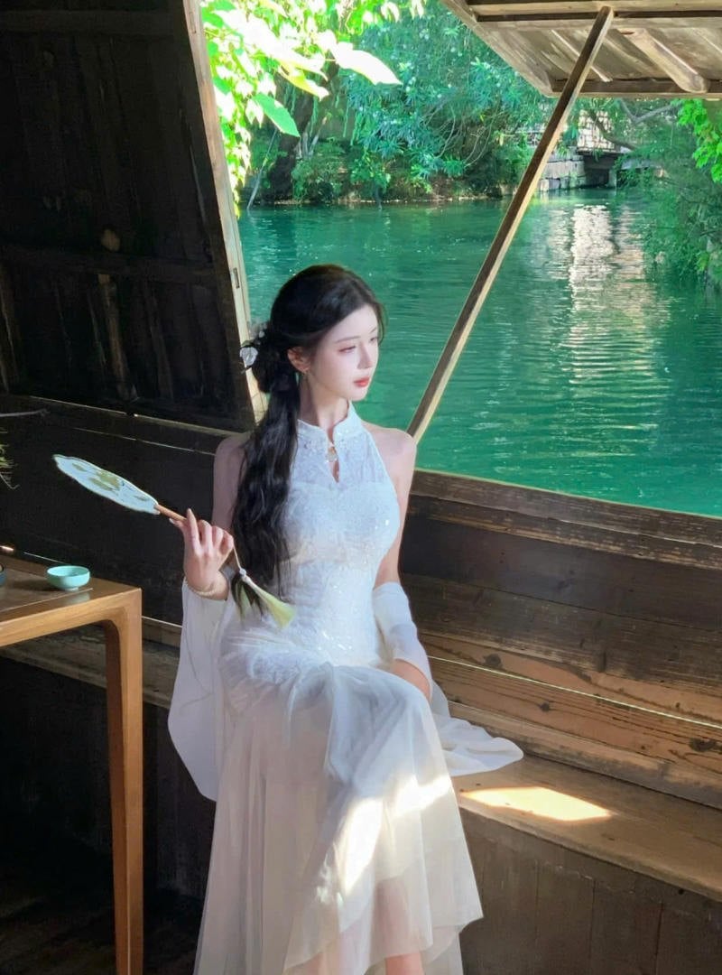 Sườn xám yếm thêu hoa màu trắng tinh khôi